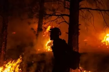 Oregon wildfire burns over 390K acres, 32% contained